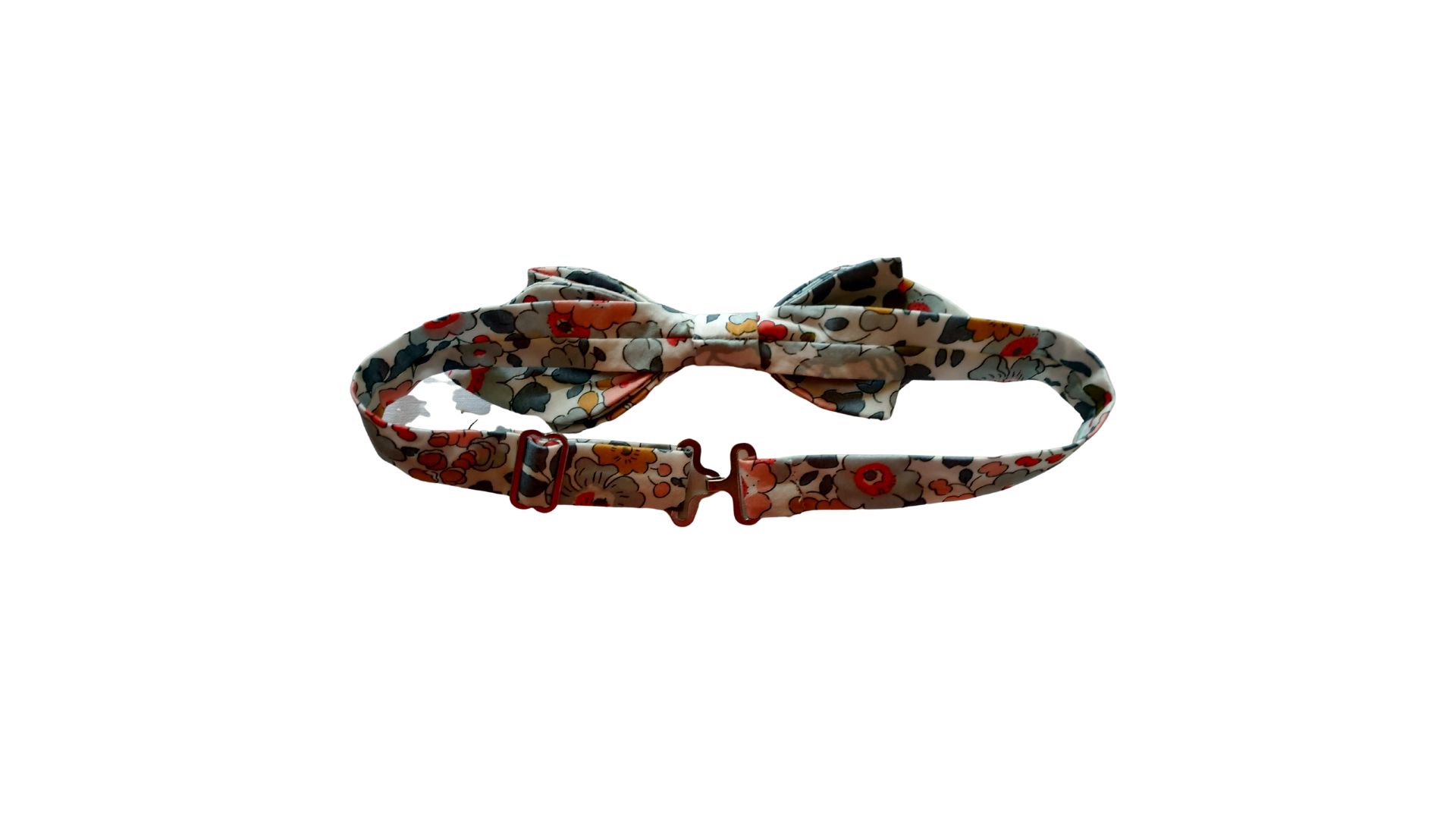 noeudpap1 noeudpap1 - Élevez votre style avec notre Nœud Papillon Homme en Liberty, une pièce artisanale unique, confectionnée avec amour en France. Incarnez l'élégance à la française lors des occasions spéciales avec ce bijou asymétrique ajustable, disponible dans une palette de couleurs raffinées. - 35,00 €