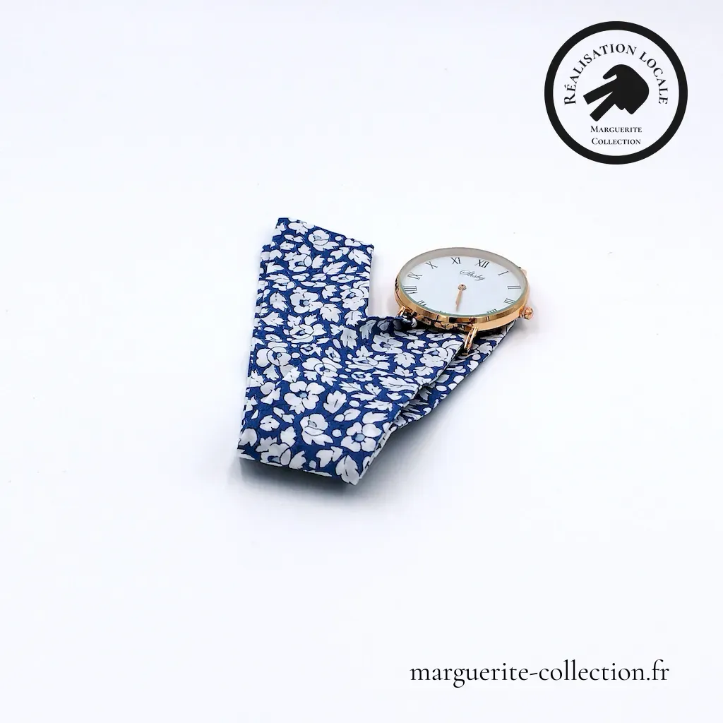 Artisanat en France : une montre pour femme avec un boitier doré et unn bracelet en Liberty